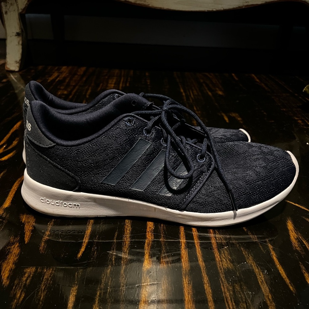 Women’s Adidas tennis shoes. Size 10.